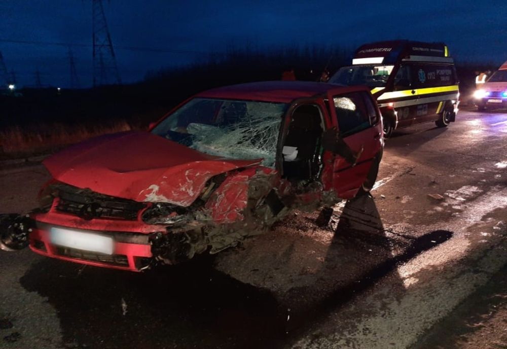 Coliziune între două autoturisme. O persoană a fost rănită FOTO