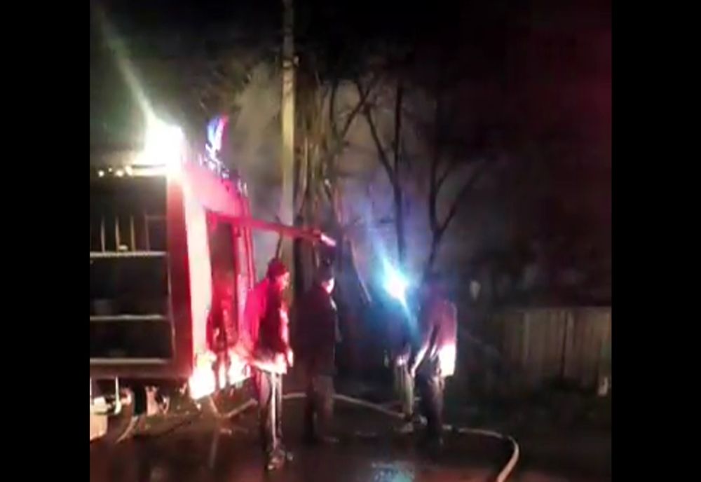 Incendiu la o gospodărie din localitatea Siminicea. Proprietarul a avut nevoie de îngrijiri medicale VIDEO