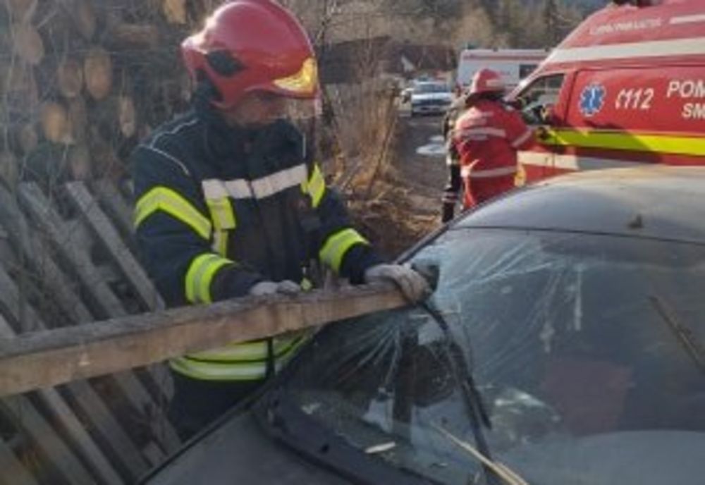 Un copil de 11 ani a ajuns în stare gravă la spital după ce mașina în care se afla s-a izbit violent într-un gard FOTO