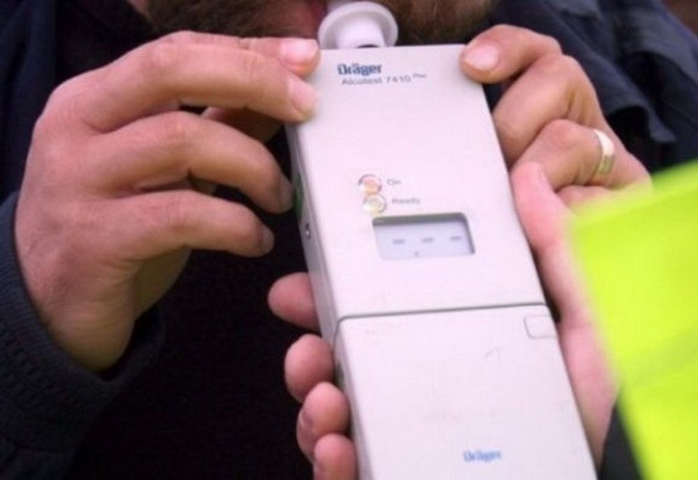 Un șofer a mers beat Poliție și a declarat că a intrat cu mașina într-un șanț