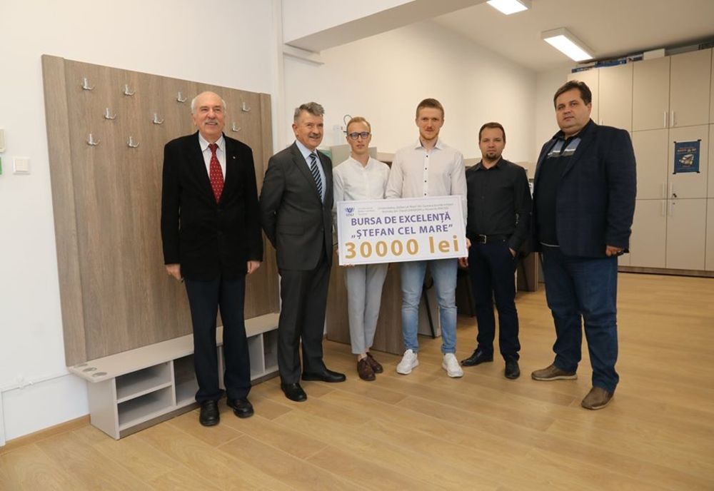Doi studenți suceveni au cumpărat din bursa de 30.000 de lei kit-uri de robotică pentru mai multe licee din județul Suceava