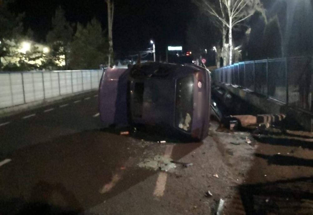 Dorna Candrenilor. Un tânăr de 19 ani s-a urcat beat la volan și s-a răsturnat cu mașina FOTO