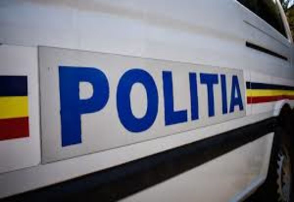 Accident în municipiul Suceava. Un șofer a intrat cu mașina într-un stâlp