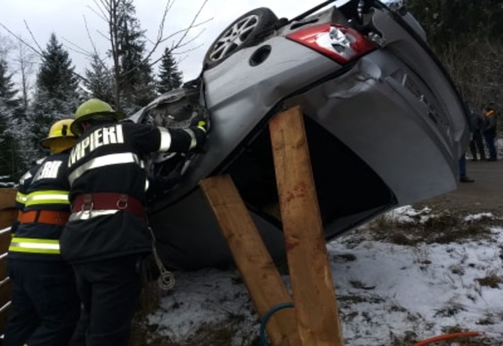 O persoană și-a pierdut viața la Brodina după ce mașina în care se afla s-a răsturnat FOTO