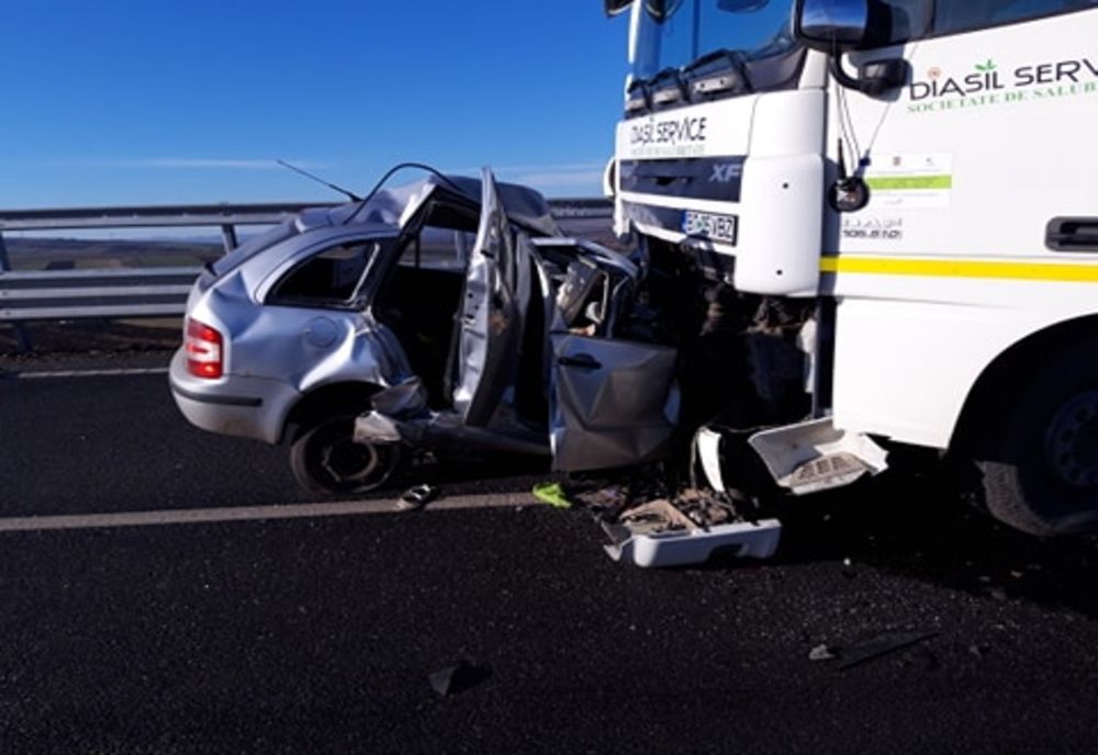 Un bărbat și-a pierdut viața după o coliziune frontală dintre un autoturism și un camion FOTO