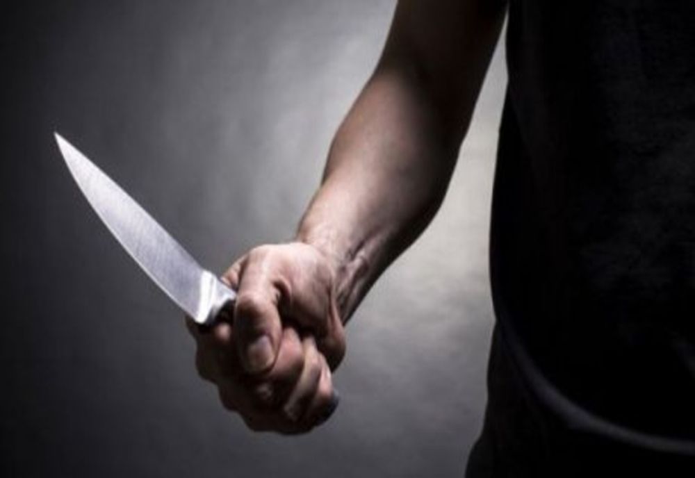 Un individ a fost trimis în judecată după ce a injunghiat agentul de pază al unui club din Câmpulung Moldovenesc