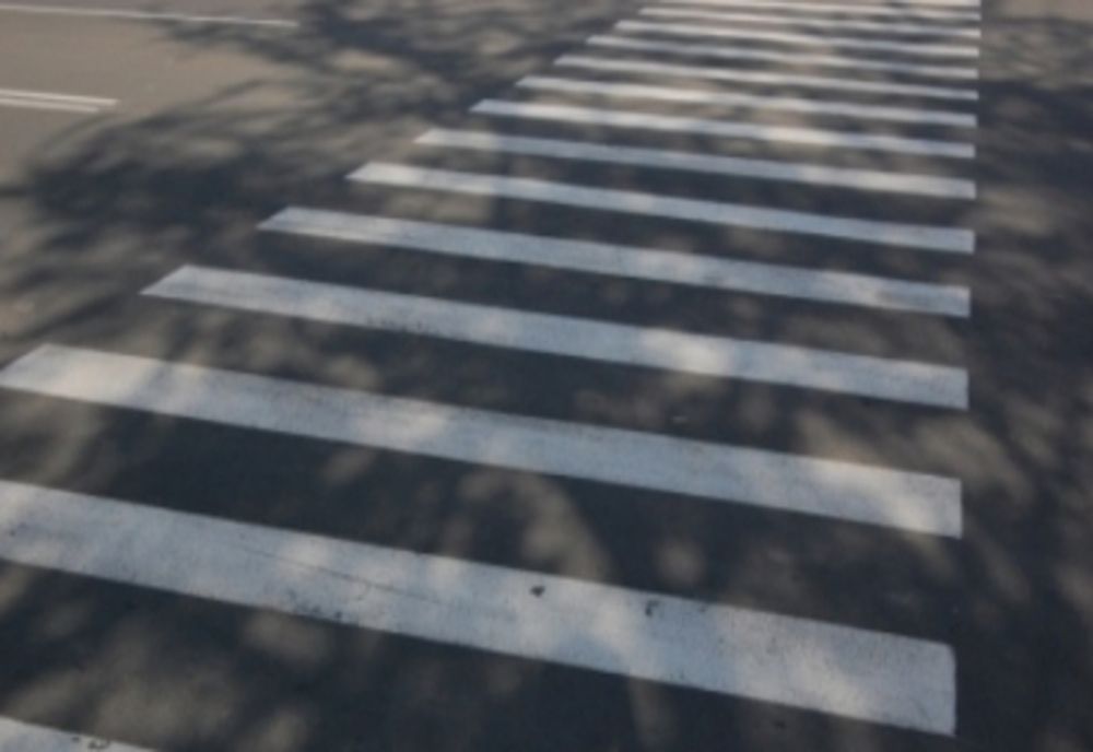 Femeie lovită de un autobuz pe trecerea de pietoni