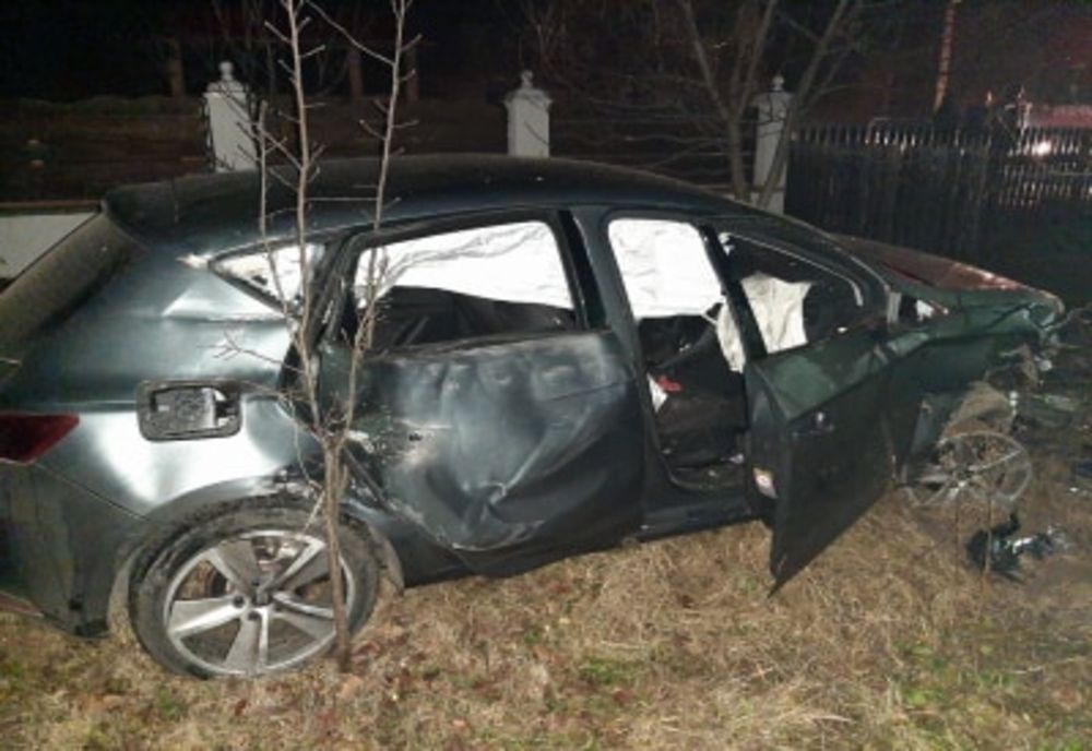 Două persoane rănite după ce un autoturism a intrat într-un gard FOTO 