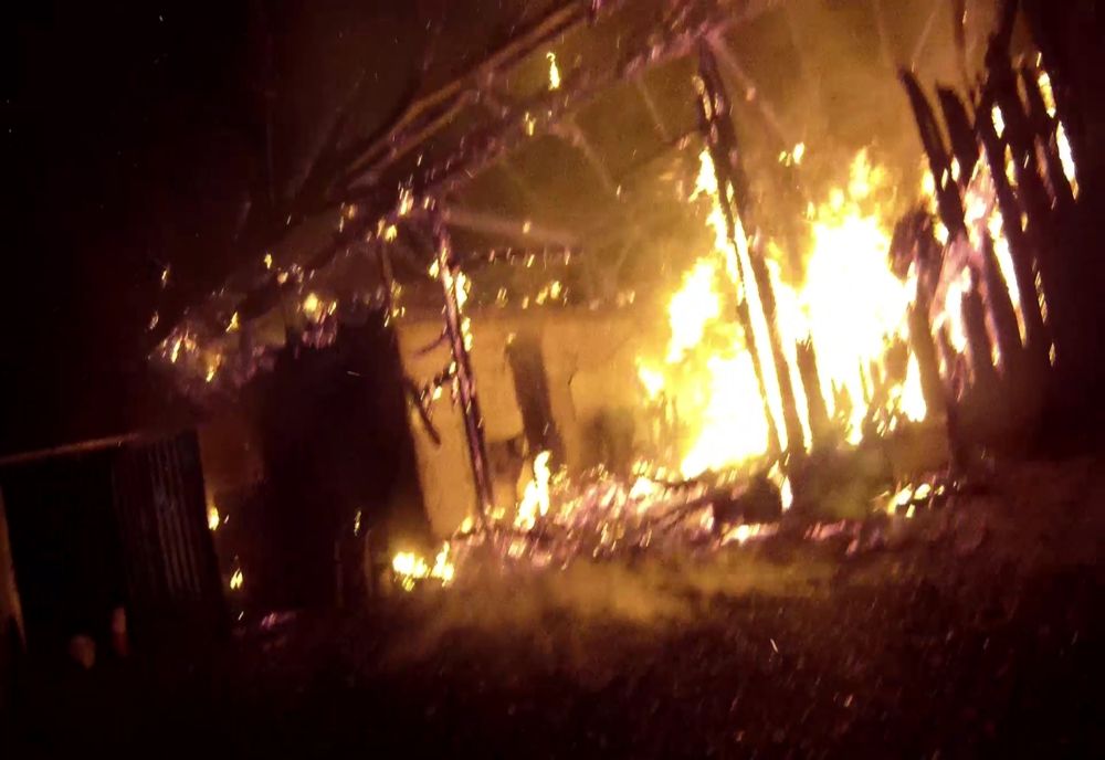 Incendiu de proporții la o gospodărie din Costâna. Două persoane au avut nevoie de îngrijiri medicale VIDEO