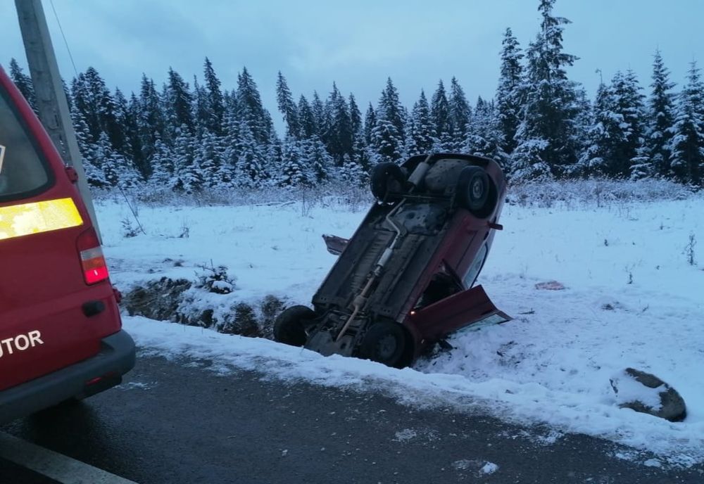 Mașină răsturnată în șanț, la Poiana Stampei FOTO