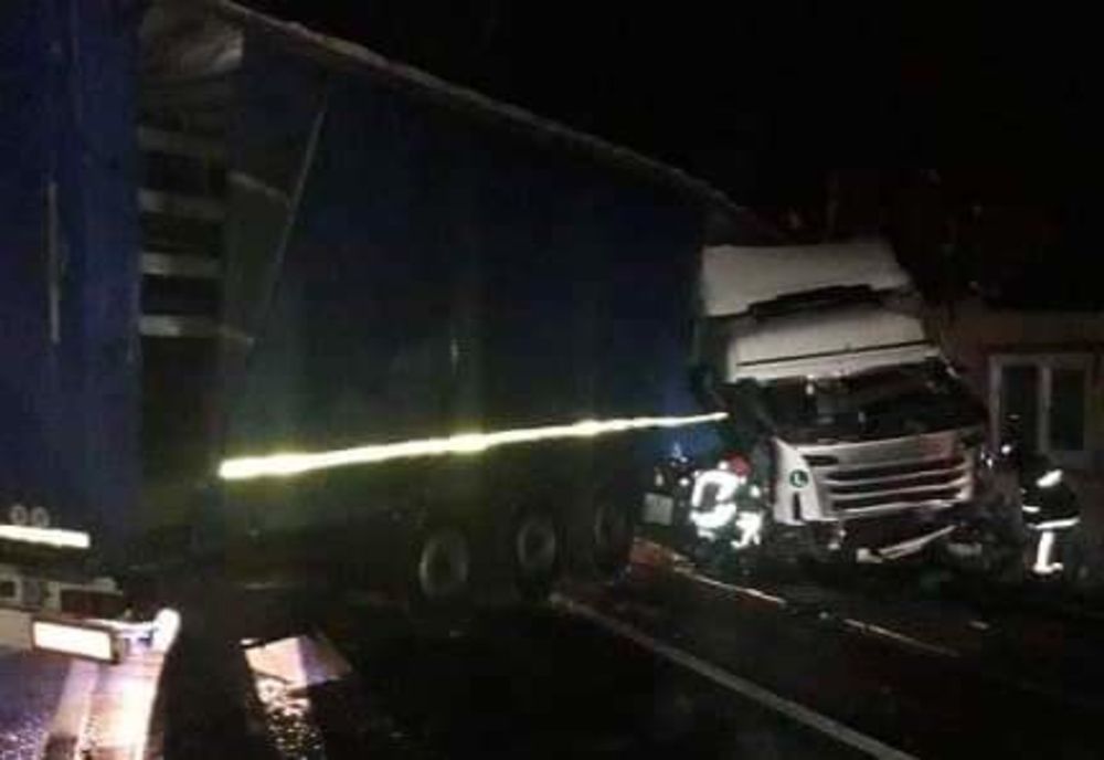 Un autotren a intrat  într-o casă, la Vama. Șoferul a fost grav rănit FOTO