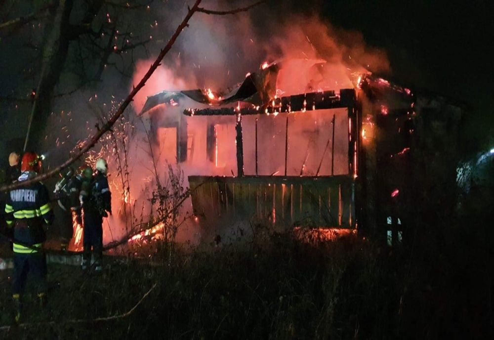 Casă distrusă de flăcări în localitatea Dănila VIDEO 