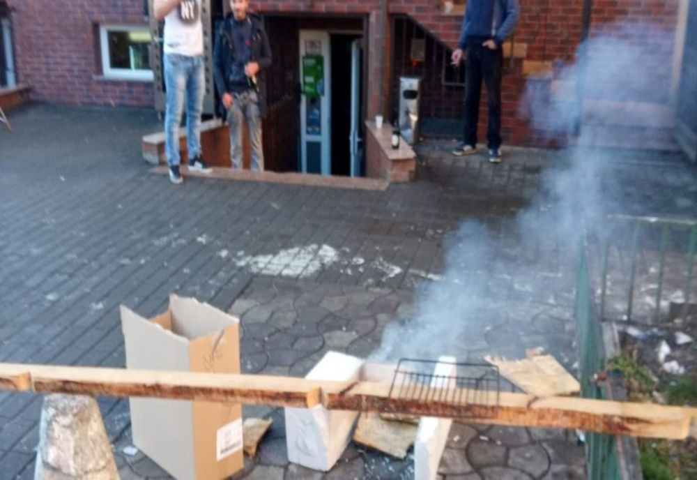 Amețiți de aburii alcoolului doi tineri au aprins grătarul în fața unui magazin din zona Albina