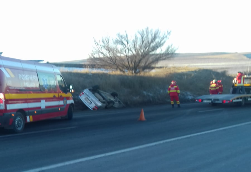 O persoană a ajuns la spital după ce s-a răsturnat cu mașina FOTO  