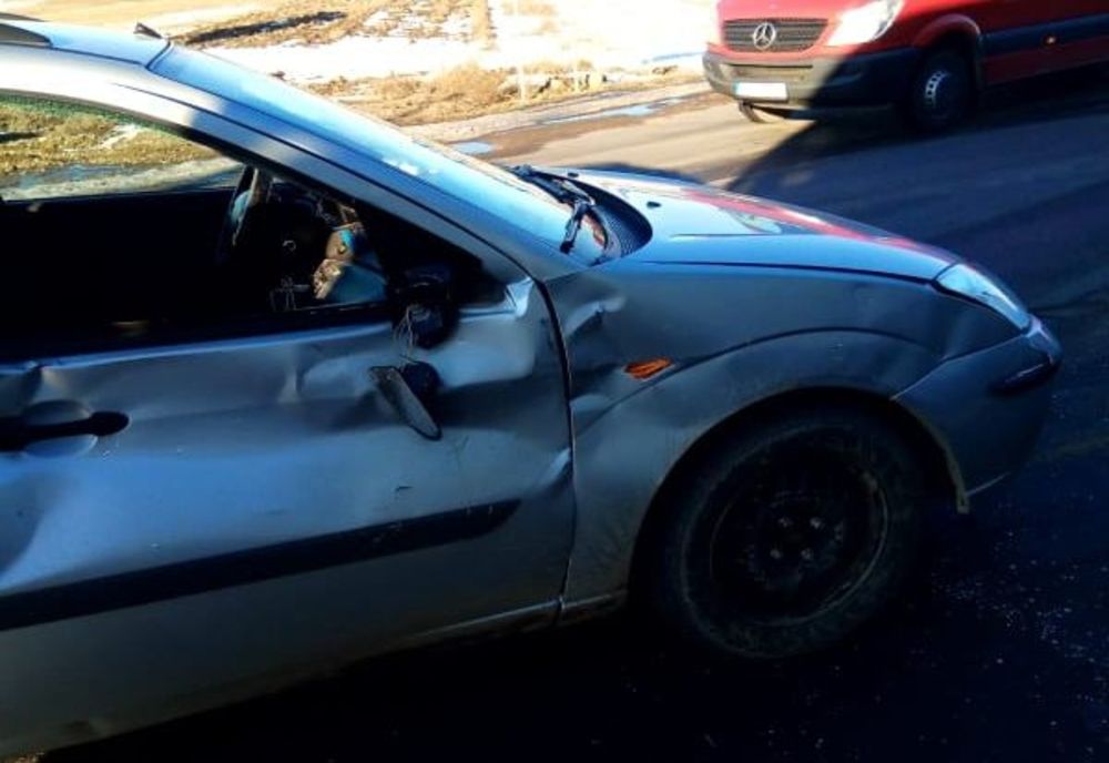 Autoturism acroșat de tren la intrarea în municipiul Rădăuți FOTO