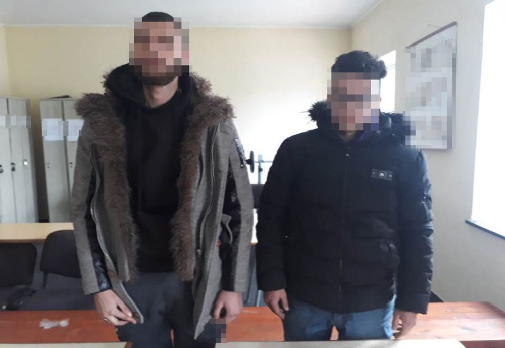 Doi tineri din Maroc, prinși de polițiștii de frontieră de la Vicovu de Sus FOTO