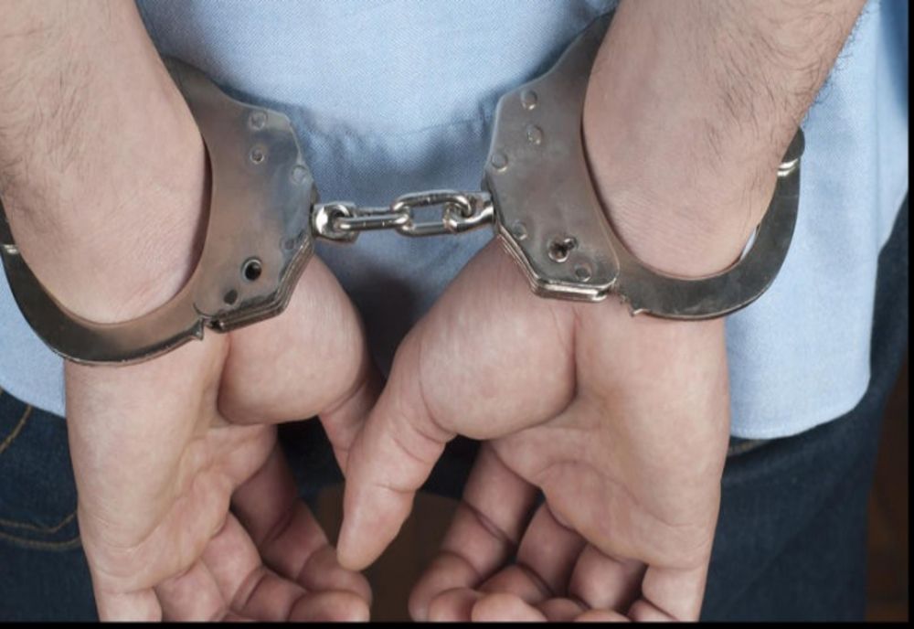 Un individ a fost arestat după ce a încercat să violeze o femeie și l-a atacat cu cuțitul pe soțul acesteia
