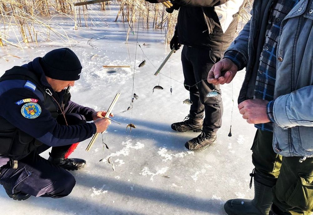 Braconieri piscicoli prinși în acțiune de jandarmii suceveni FOTO