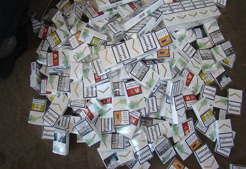 Amenzi de 10.000 lei pentru doi bărbați care au ascuns țigări de contrabandă în bagaje