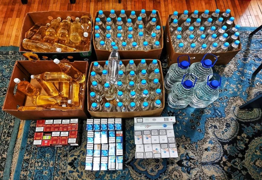 Țigări și alcool fără acte de proveniență, descoperite de jandarmi într-un chioșc din Fălticeni FOTO