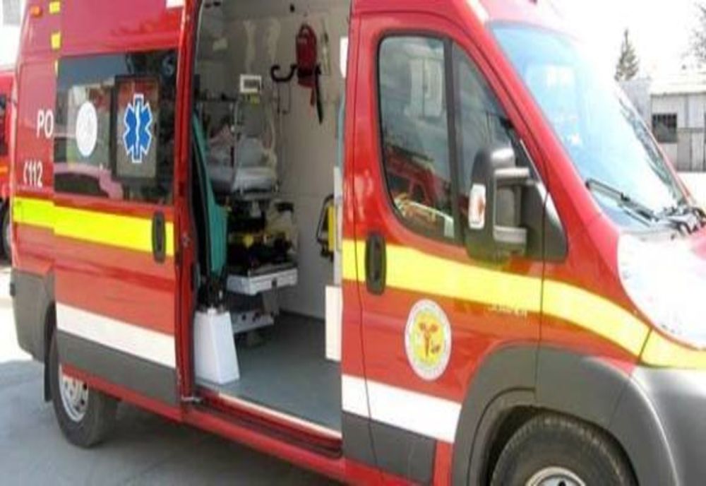 Coliziune între un autoturism și un microbuz. Nouă persoane implicate