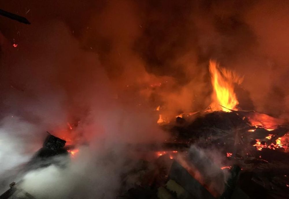 Gospodărie cuprinsă de flăcări în Zaharești,  din cauza unor petarde