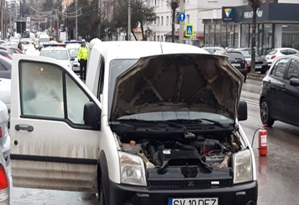 O dubiță a luat foc în mers pe bulevardul George Enescu din municipiul Suceava VIDEO