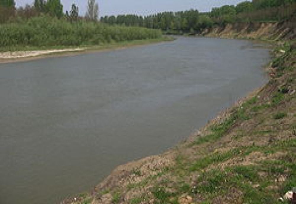 Un bărbat din Vicovu de Sus a fost prins în timp ce vărsa zer cu o vidanjă în râul Suceava