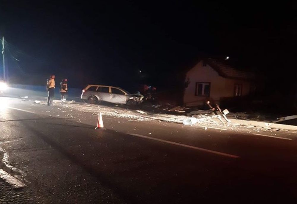 Vama. Un șofer a pus la pământ un stâlp de electricitate și a distrus gardul unei locuințe FOTO