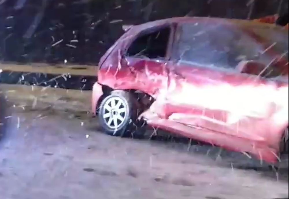 Accident în municipiul Suceava. O șoferiță a derapat cu mașina pe zăpadă şi a intrat pe contrasens VIDEO