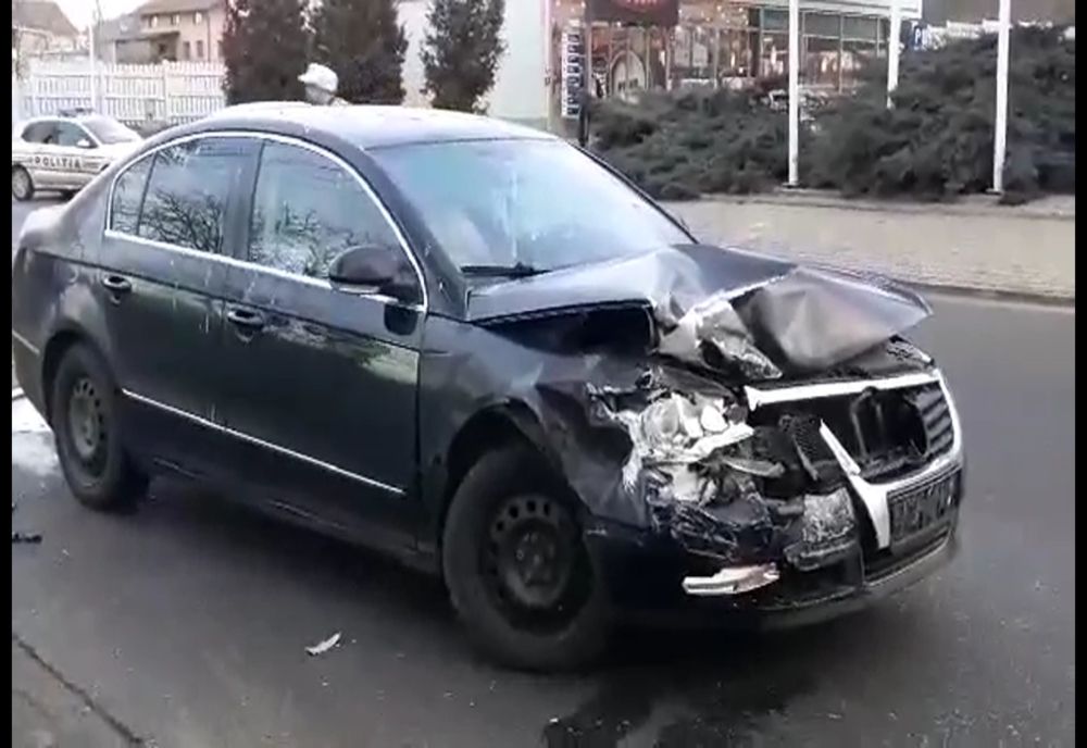 Două persoane rănite, după o coliziune între patru autoturisme FOTO
