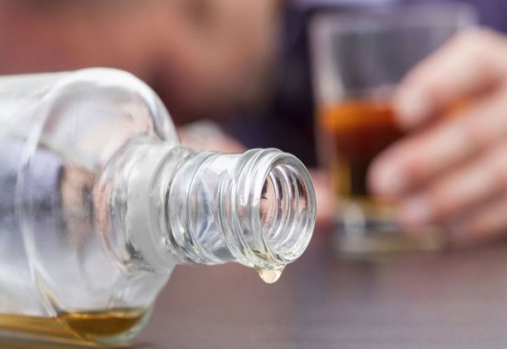 Angajata unui bar a fost agresată de o clientă pentru că a refuzat să-i vândă alcool