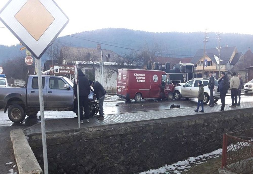 Trei persoane rănite la Vatra Moldoviței, după ce trei autovehicule au intrat în coliziune FOTO