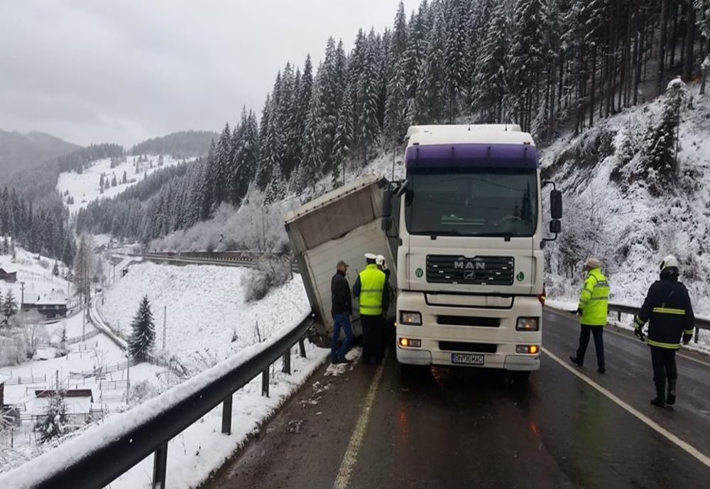 Trafic blocat pe un sens de mers pe Mestecăniș, din cauza unui tir care a derapat FOTO