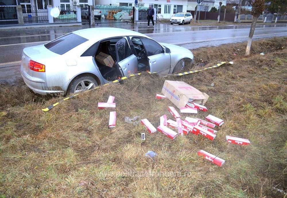Urmărit de polițiștii de frontieră, un contrabandist de țigări a ajuns cu mașina într-un șanț VIDEO 