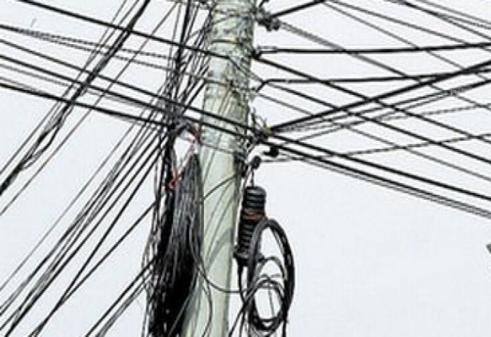 Hoț de cabluri, prins în flagrant de polițiștii sireteni