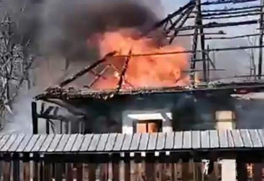 Un bărbat din Horodnic de Jos s-a intoxicat cu fum, după ce casa i-a fost cuprinsă de flăcări FOTO