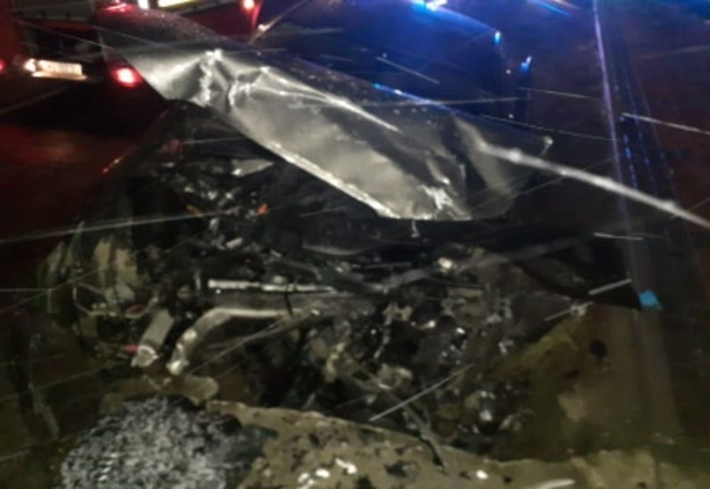 Două persoane rănite după ce au intrat cu mașina într-un cap de pod FOTO