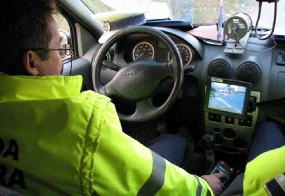 Bărbat cu permisul suspendat, prins de polițiști în timp ce conducea prin municipiul Suceava cu 114 km/h