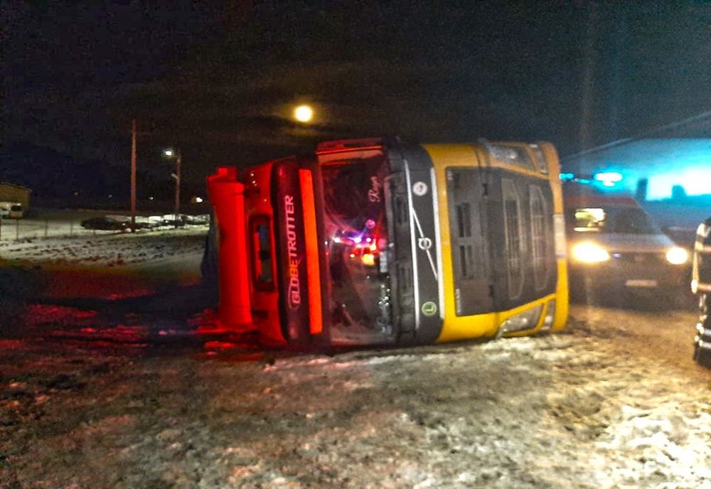 Persoană rănită după ce un tir s-a răsturnat, la Păltinoasa. Gest impresionant făcut de un pompier sucevean FOTO 
