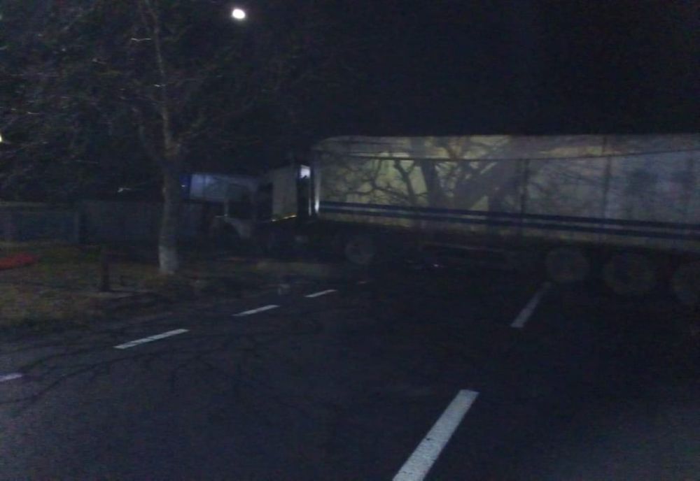 Șoferi răniți în urma coliziunii între două tiruri FOTO 