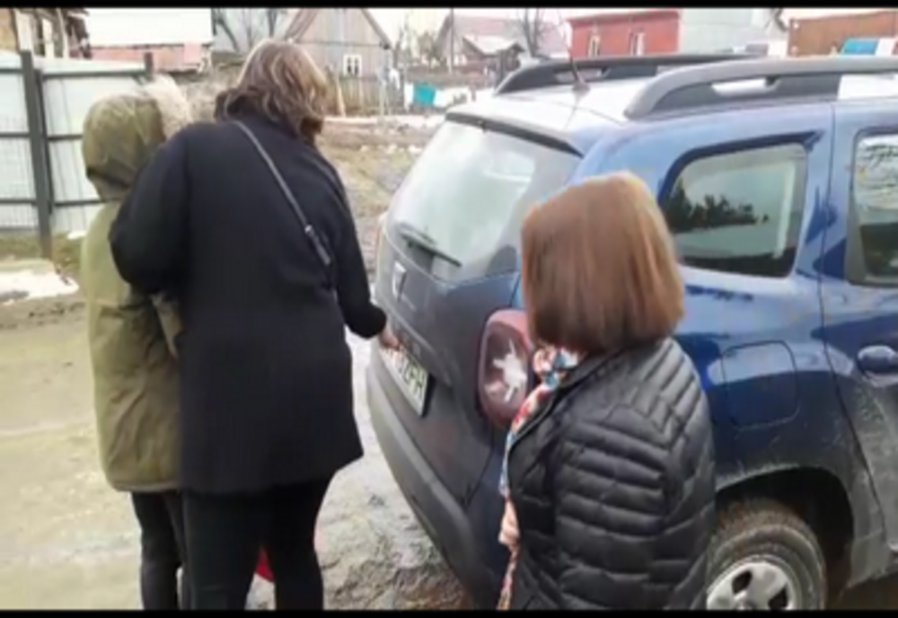 Minora bătută cu biciul de concubin a fost internată într-un centru de primire în regim de urgență VIDEO