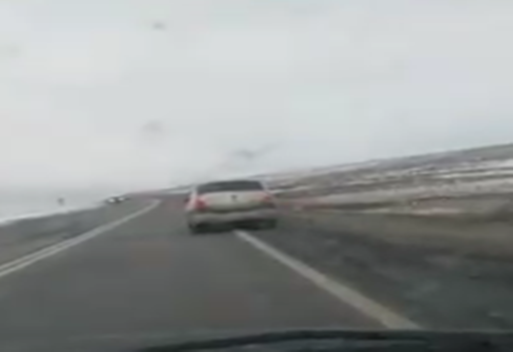 Șoferul unui autoturism cu numere de MAI a fost filmat în timp ce circula în zig-zag. Bărbatul fost oprit în trafic de polițiști VIDEO