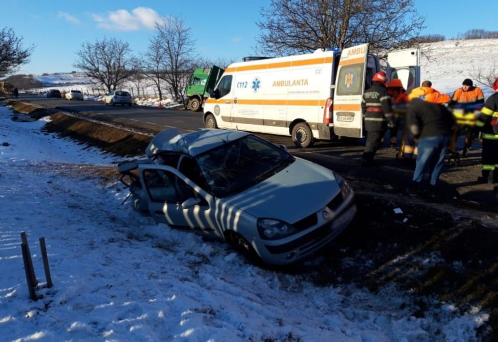Coliziune între un autocamion și un autoturism. Două persoane au fost rănite, dintre care una încarcerată FOTO