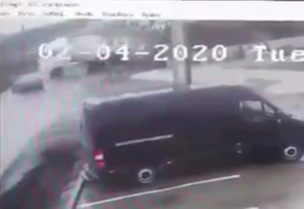 Momentul în care un tir derapează și izbește în plin un autoturism, la Cumpărătura VIDEO