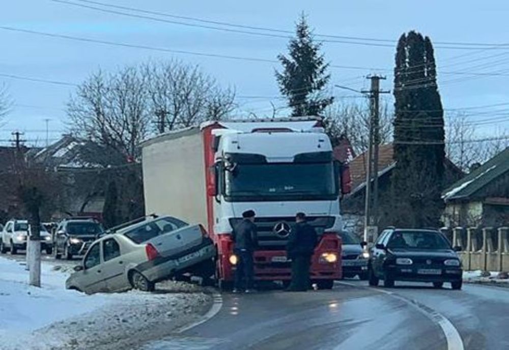 Inconștientă la volan. Un șofer a scăpat ca prin minune după ce a făcut o depășire pe linie continuă VIDEO 