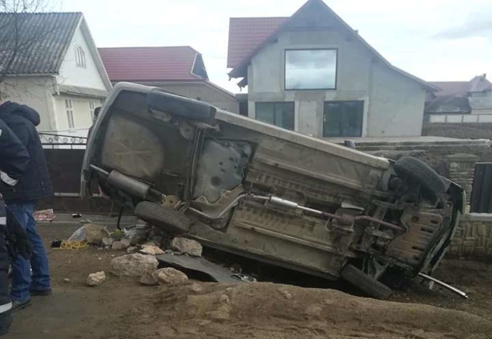 O șoferiță care circula cu viteză s-a răsturnat cu mașina, la Milișăuți VIDEO