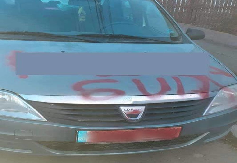 Mașini vandalizate cu mesaje obscene, la Rădăuți FOTO 