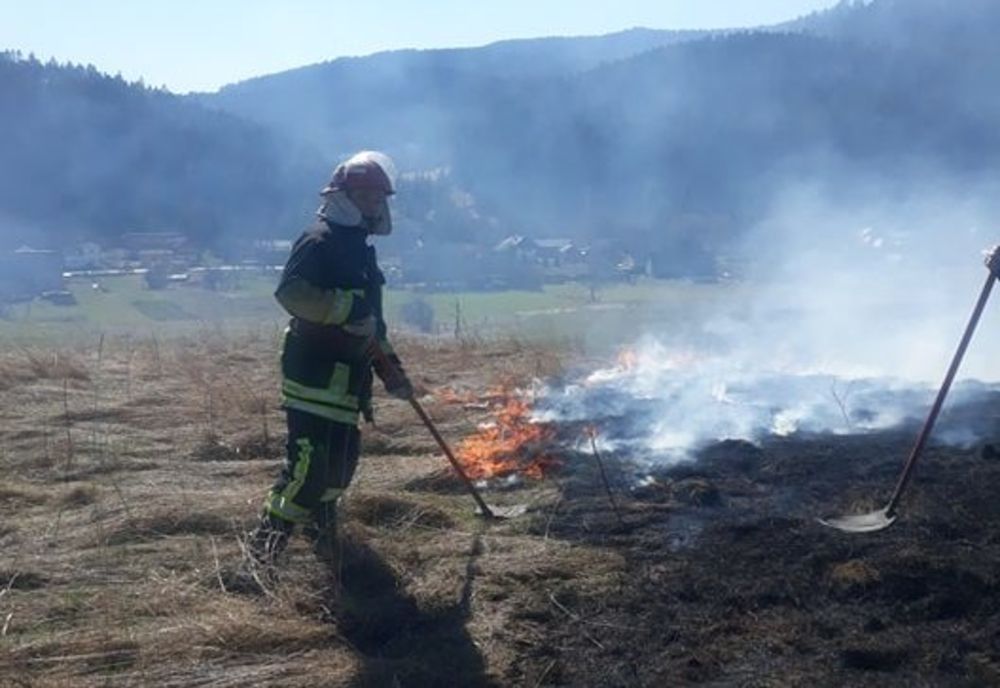 Opt incendii de vegetație uscată într-o singură zi, în județul Suceava VIDEO