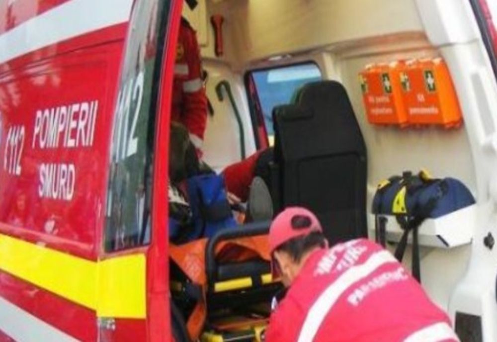 O persoană și-a pierdut și alte două au fost rănite după ce mașina în care se aflau a intrat într-un cap de pod.